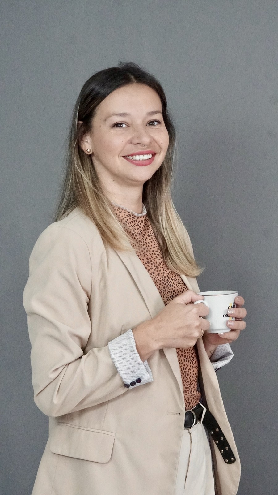 Luisa con una taza, lista para conversar