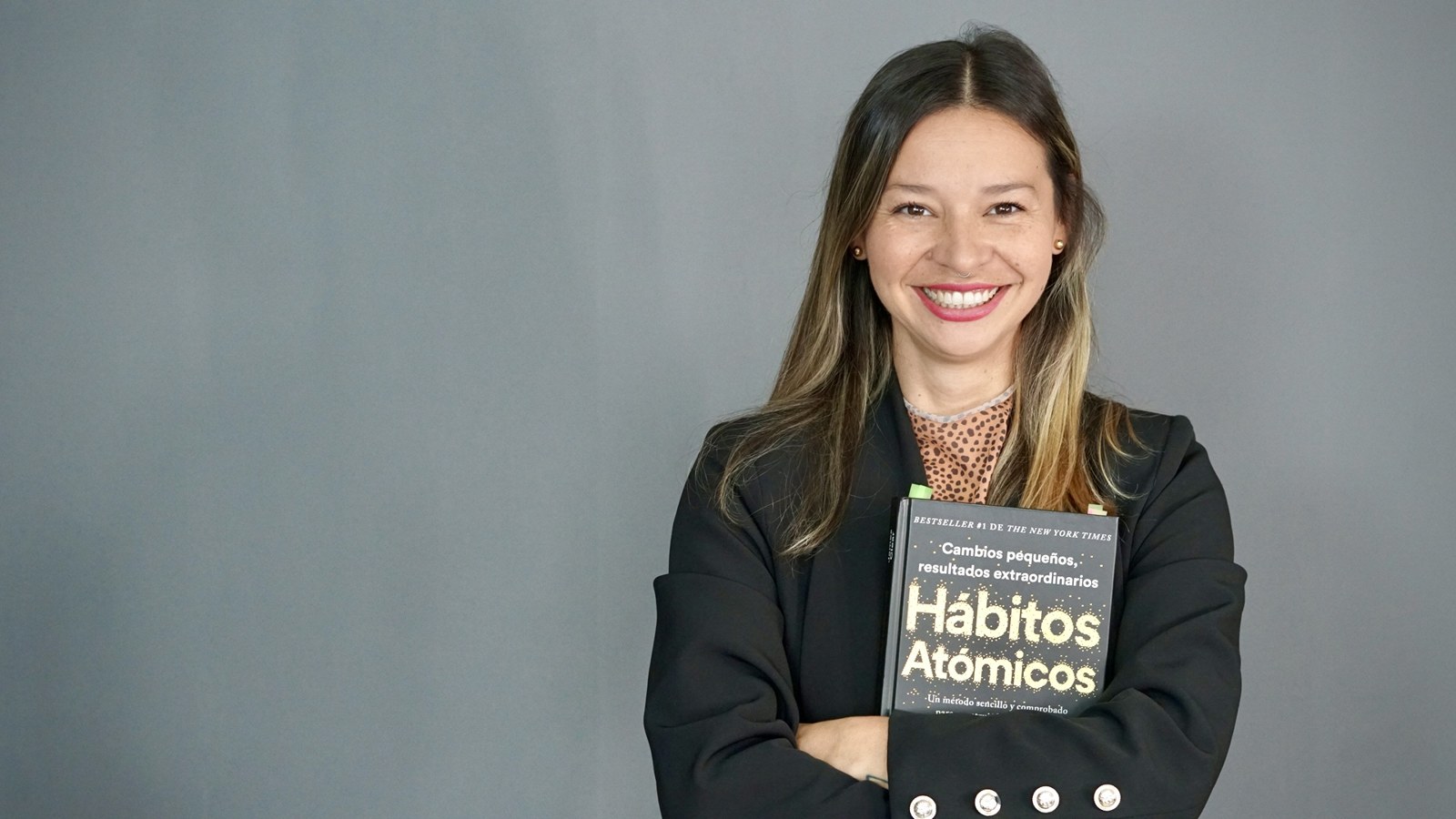 Luisa con el libro Hábitos Atómicos