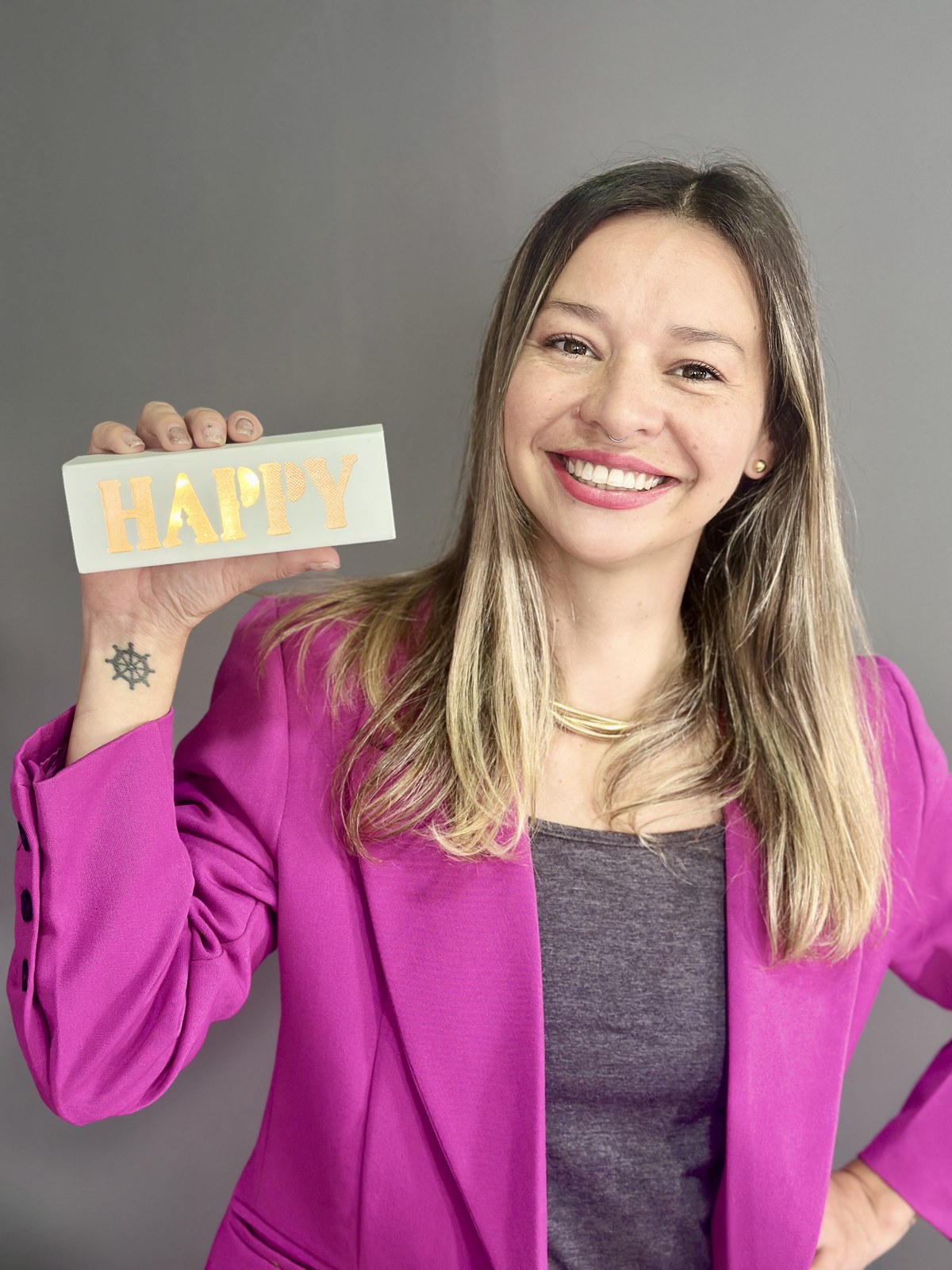 Luisa Gutiérrez con el mensaje Happy junto a su rostro