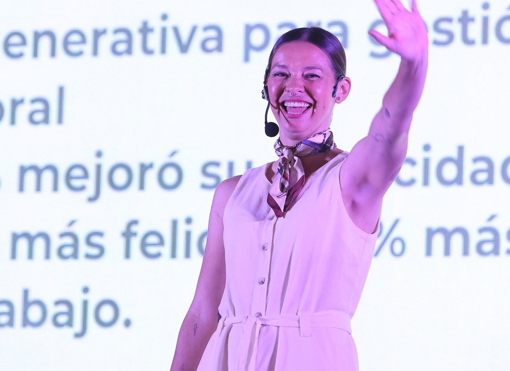 Luisa facilitando un encuentro de liderazgo