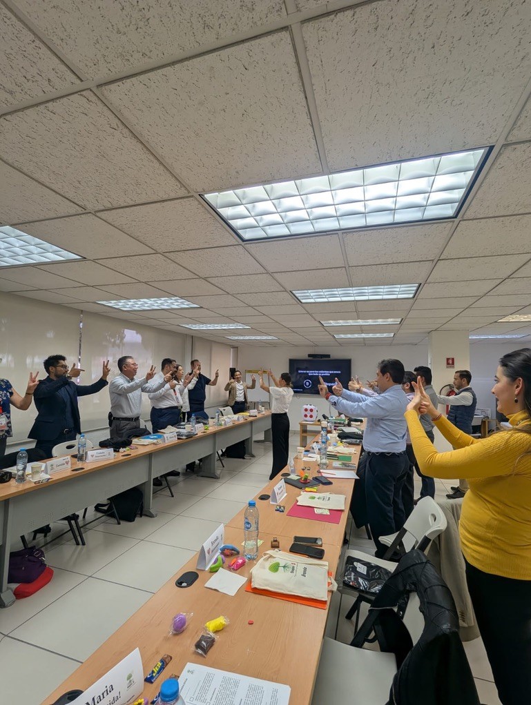 Un equipo participando en una dinámica de aprendizaje