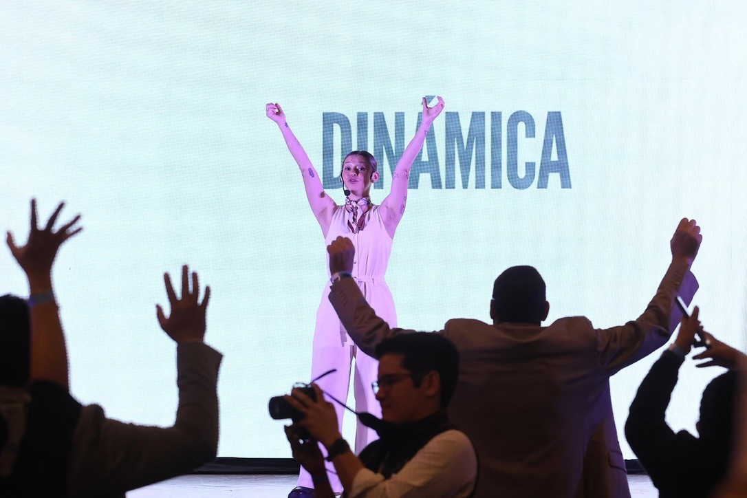 Luisa guiando una dinámica participativa en un evento